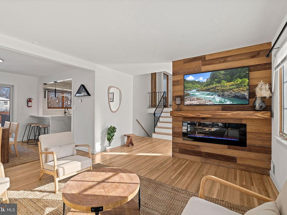 1st image of 209 Front St