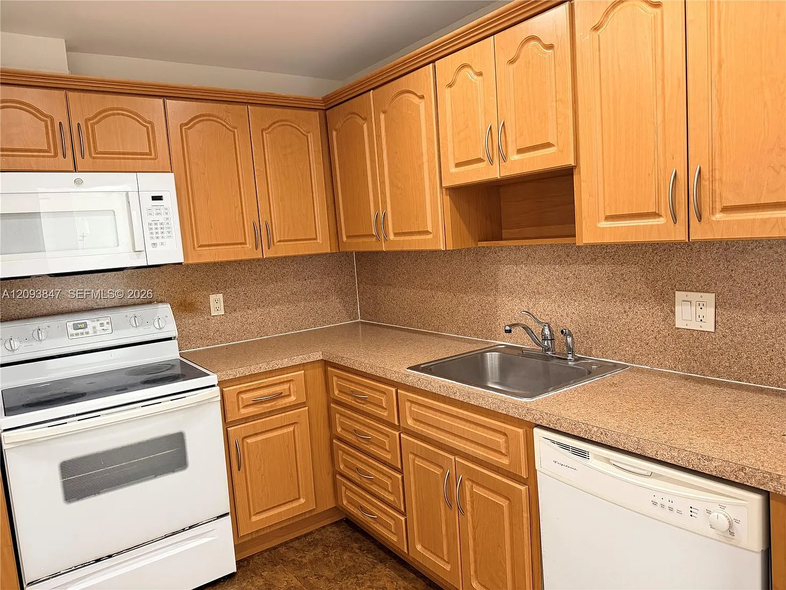 Hemispheres Condo — Photo 3