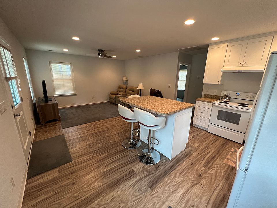 1st image of 104 NE 15th St