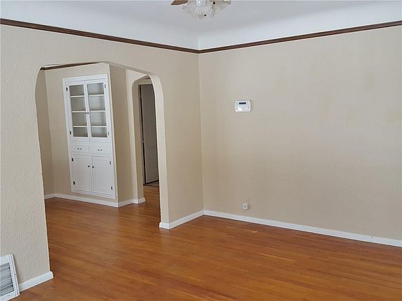 4th image of 544 Alderson Ave