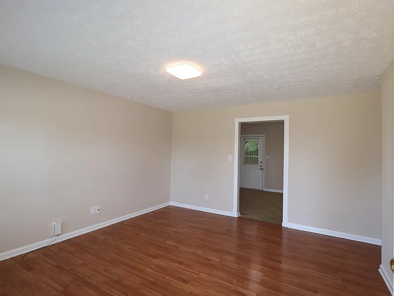 212 Foxwood Dr — Photo 2