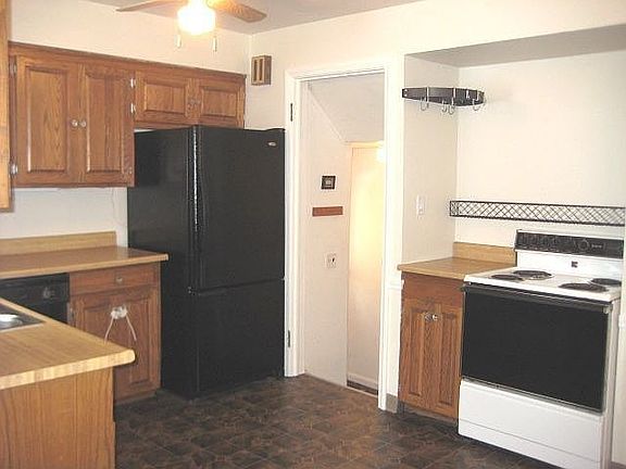 UPDATED EAT-IN KITCHEN WITH ALL APPLIANCES