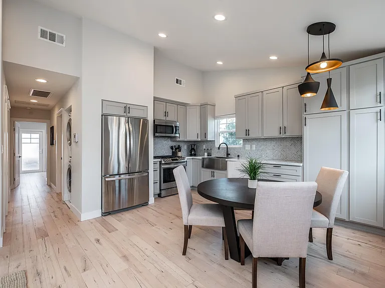 4039 Clayton Ave — Photo 10
