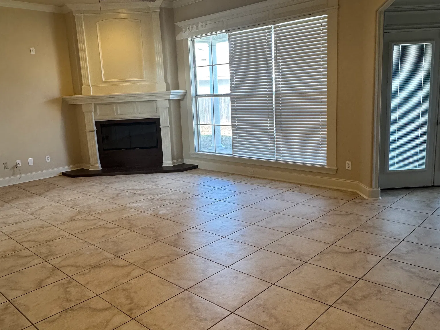 4 bed, 1889 sqft, $2,300 — Photo 2