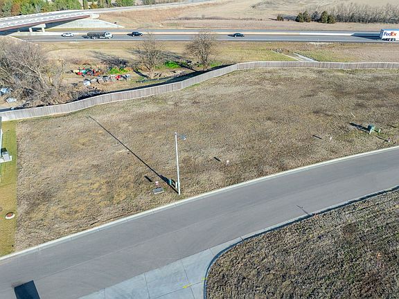 3rd image of 901 N Speyside Cir