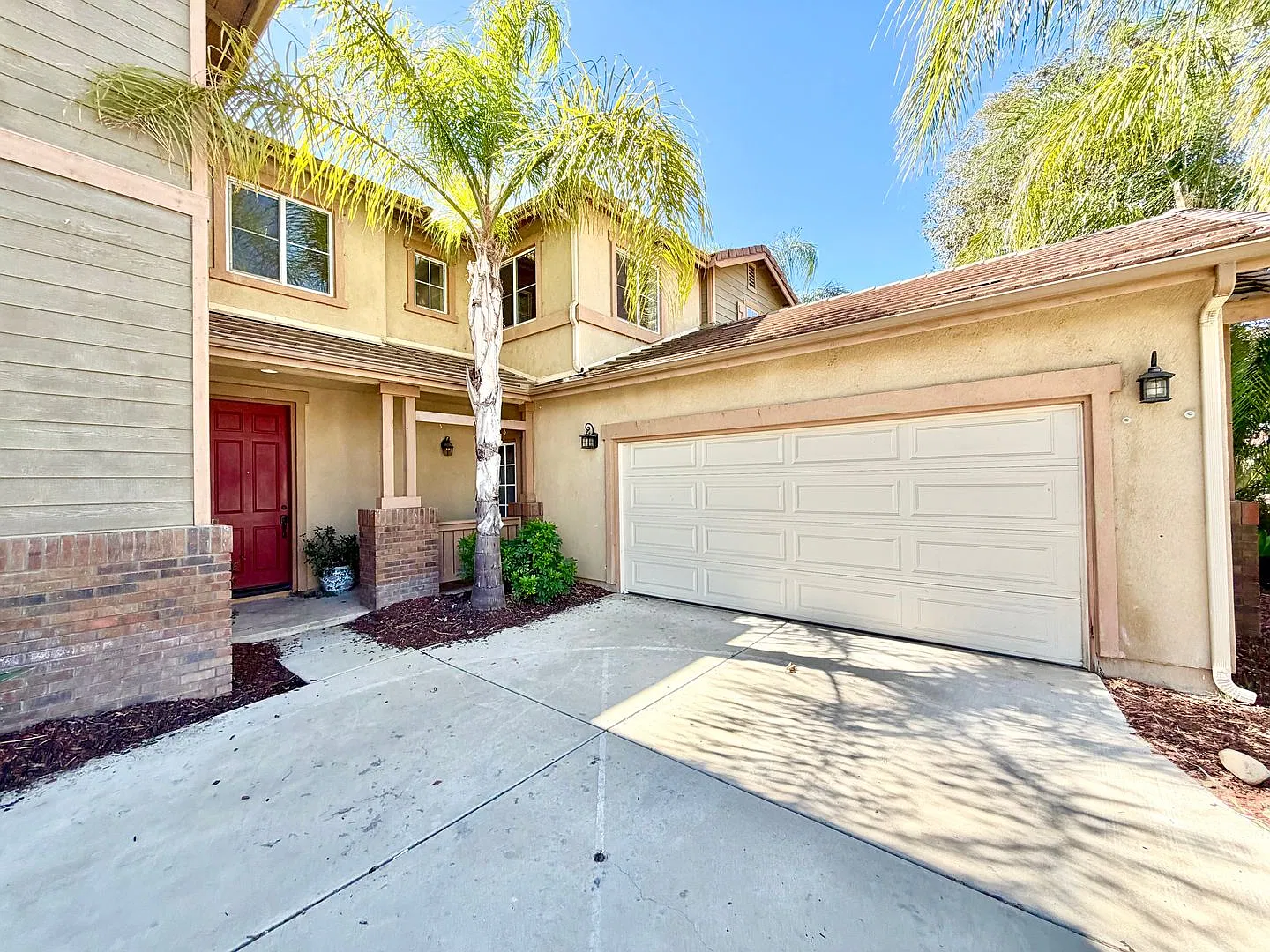 Large 5 Bedroom Home with Included SOLAR, Den & Loft — Photo 4