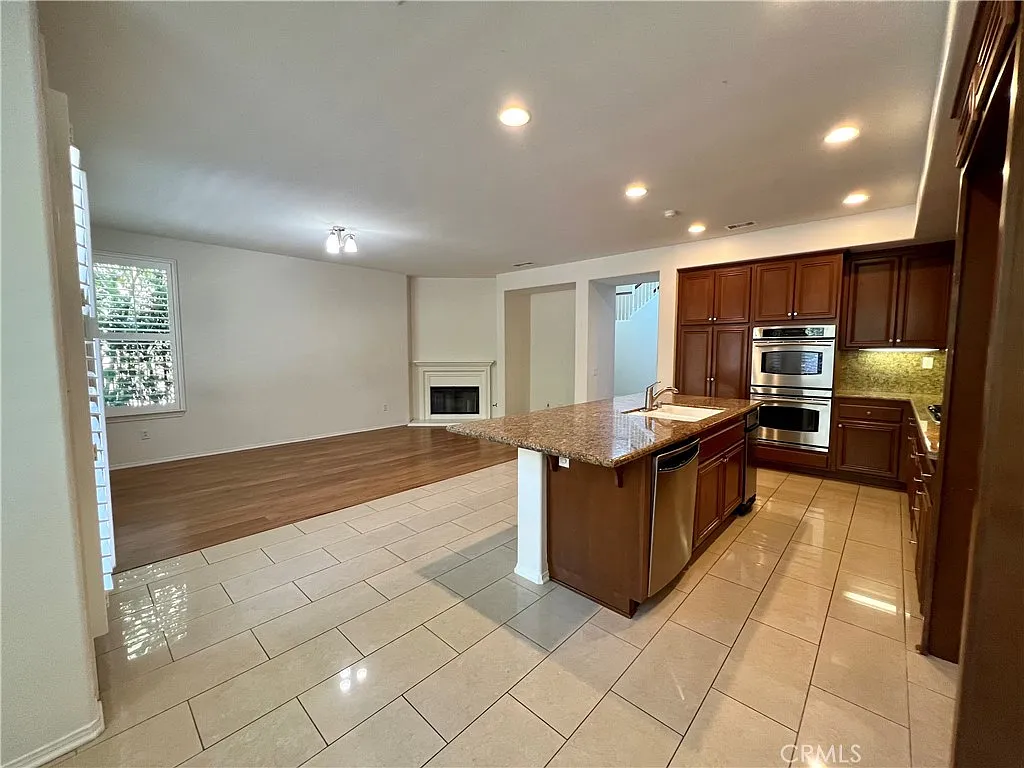 4 bed, 2655 sqft, $5,999 — Photo 2