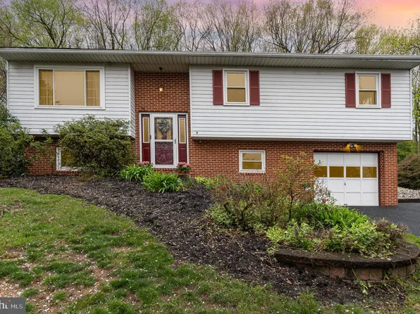 6131 Hocker Dr, Harrisburg, PA 17111