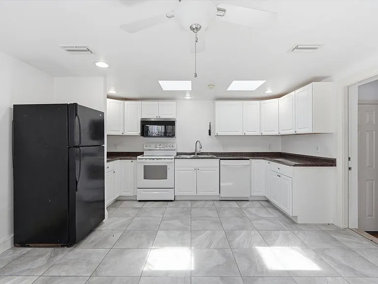 1647 Bay St SE — Photo 16