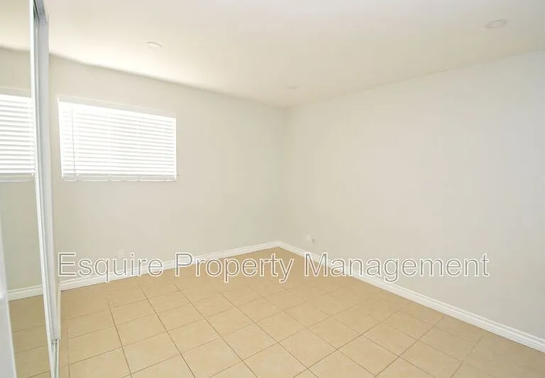 421 W 1st St #B — Photo 9