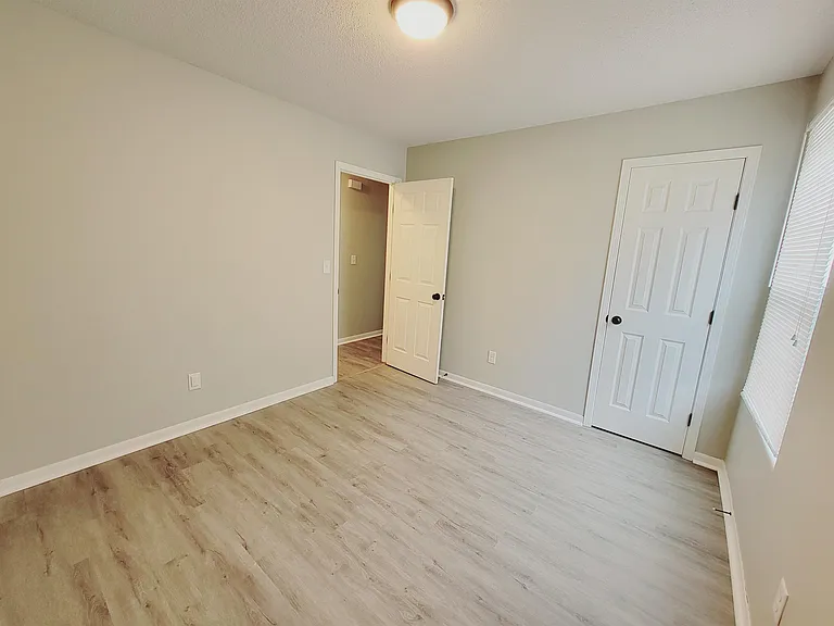 1318 N Curtis Ct — Photo 7