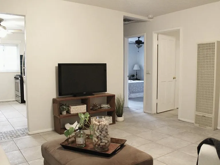 1021 Alvarado Dr SE #B — Photo 2