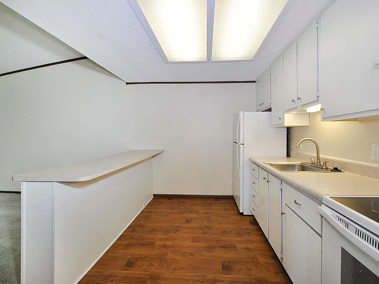 Surrey Park Apartments — Photo 28