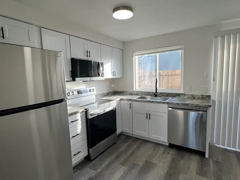 902 E Division St — Photo 4