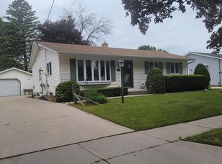 932 S 39th St, Manitowoc, WI 54220