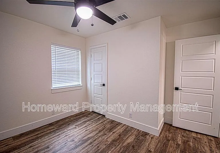 551 E Burks St — Photo 15