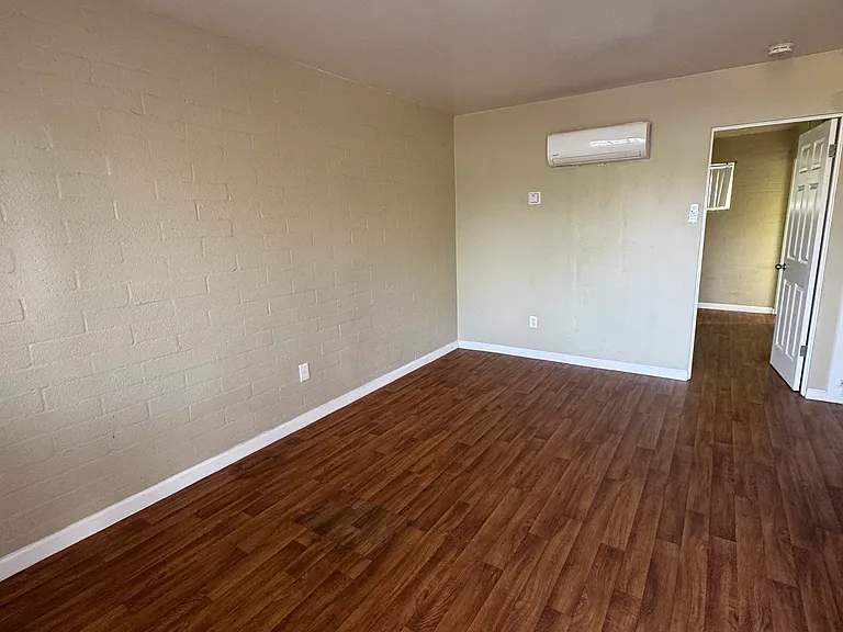 Bellevue Manor — Photo 14