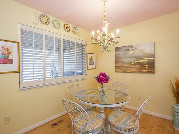 5th image of 902 Williamsburg Ct #1