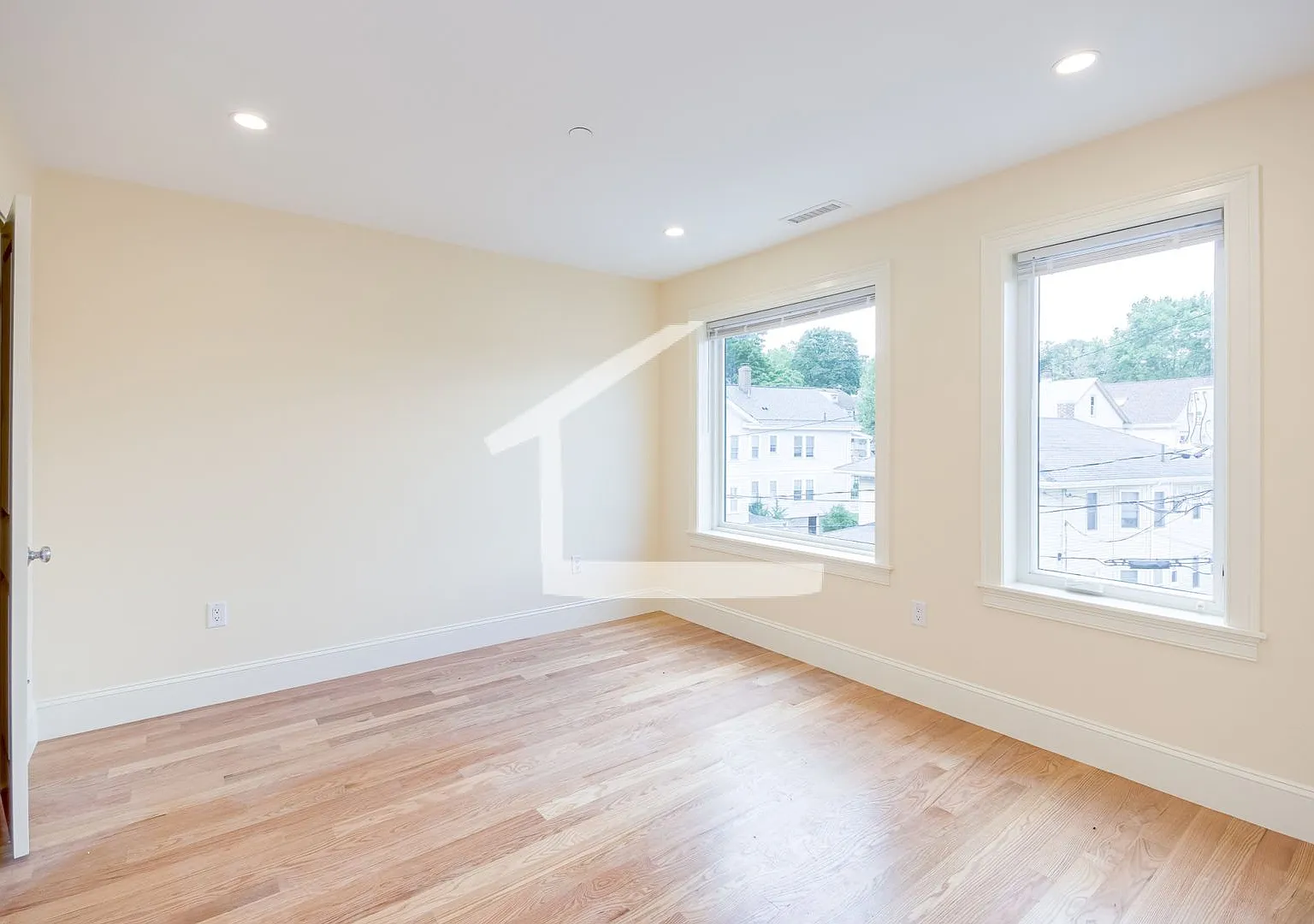 Charming 4 Bedroom-No Broker Fee — Photo 4