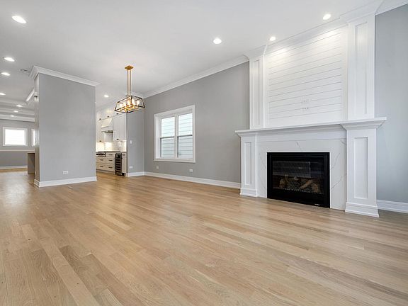 3rd image of 2440 W Carmen Ave