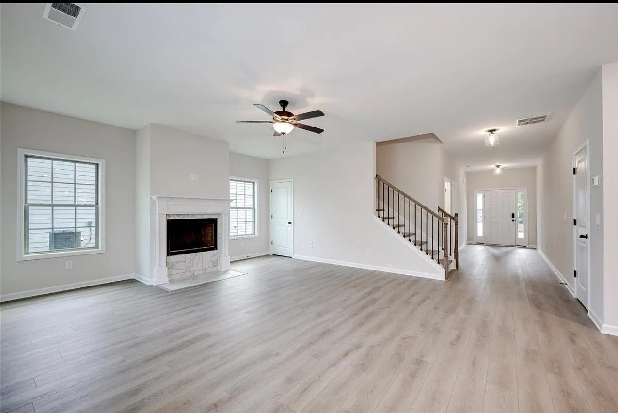 5 bed, 3696 sqft, $3,100 — Photo 2