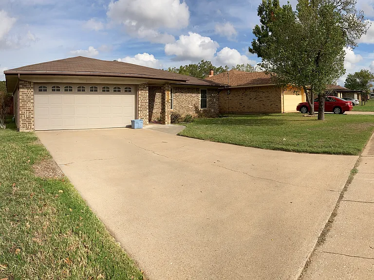 1526 Christine Rd — Photo 1