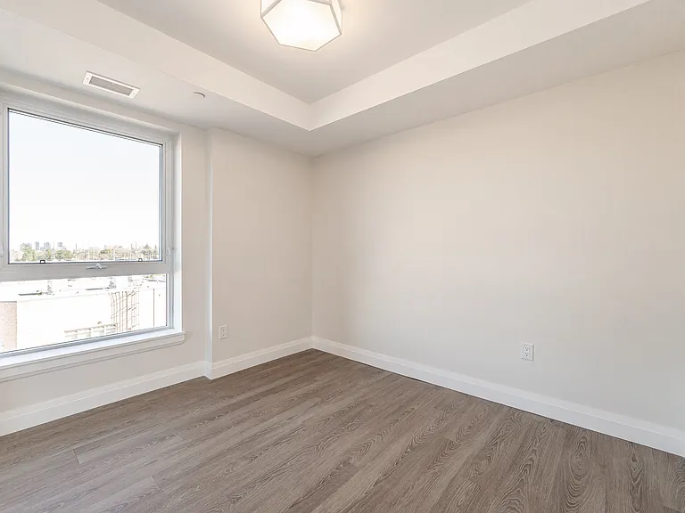460 Columbia St W — Photo 124