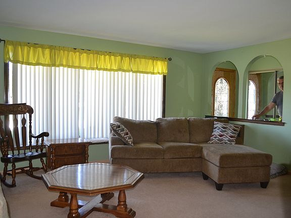 3rd image of 16449 Surrey Dr