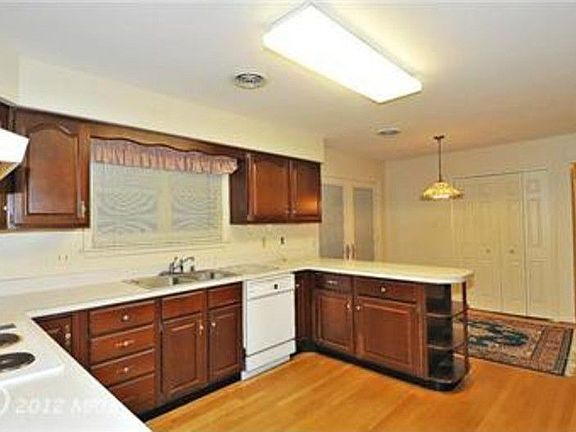 4th image of 10422 Shady Acres Ln