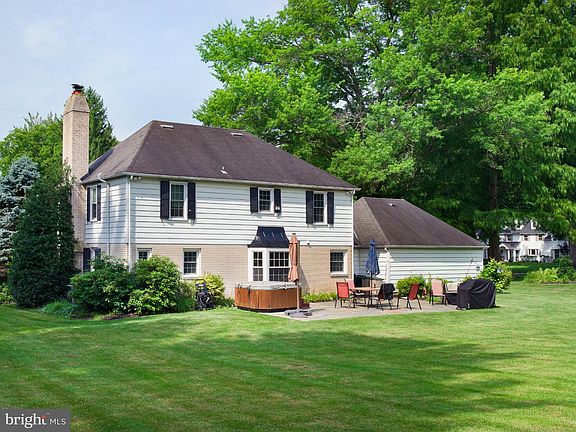 5th image of 305 Continental Ln