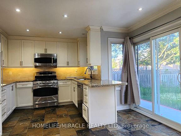 3rd image of 264 Wright Cres