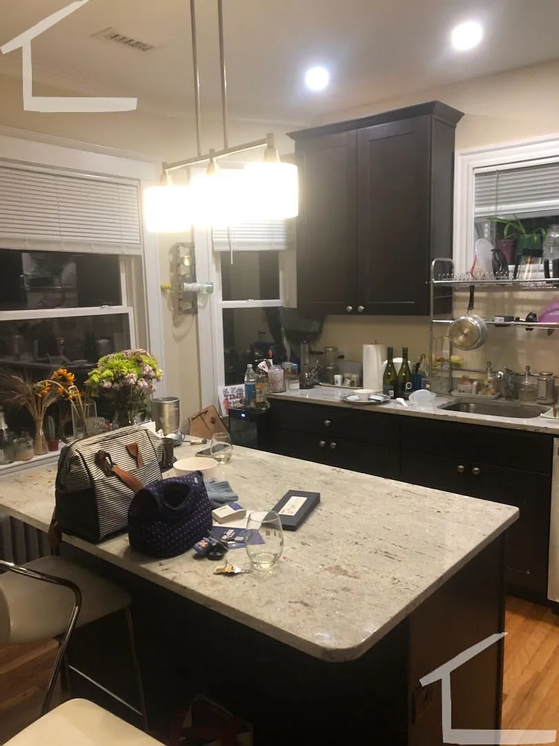Modern 6-bedroom, 3-bathroom Apartment in Brighton — Photo 1
