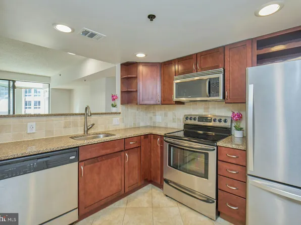 1001 N Vermont St APT 904, Arlington, VA 22201