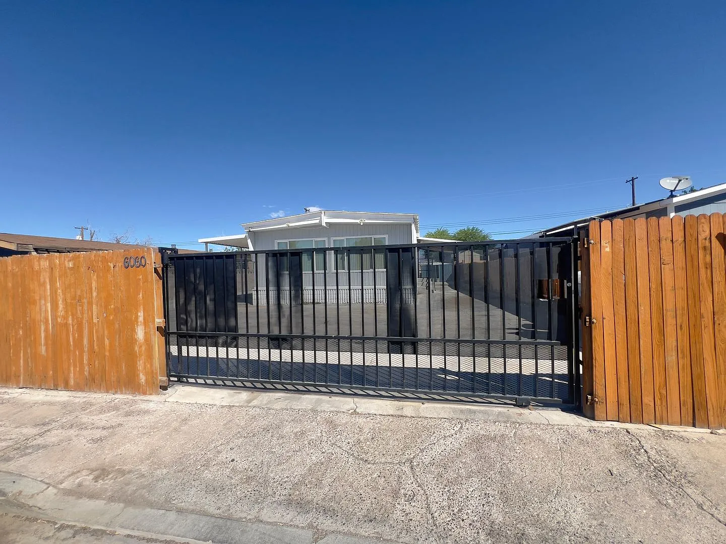 Newly Remodeled 3 bed/2 bath Manufactured Home located in NE Las Vegas! — Photo 3