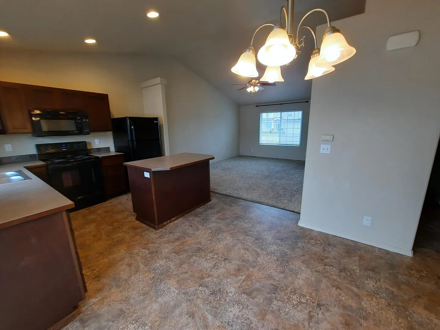 3 bed, 1200 sqft, $2,100 — Photo 4