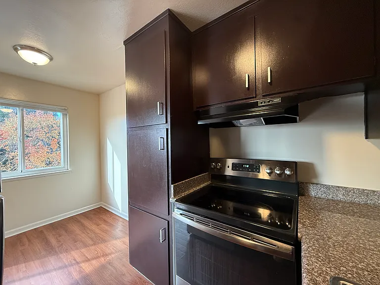 734 E 20th St #7 — Photo 6