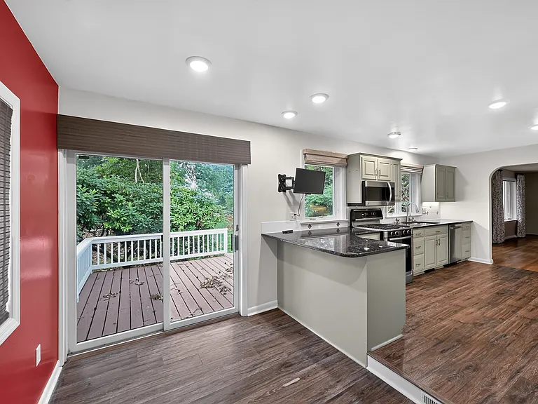336 Ruth Ridge Dr — Photo 2
