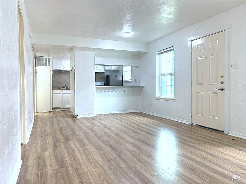 1st image of 1034 W Village Ct
