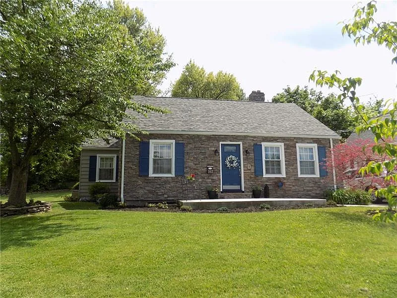 102 Spruce Way photo 1