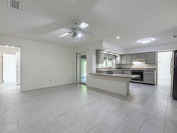 4th image of 410 Hamlin Ave
