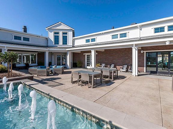 Access to pool / spa / lounge area in nearby clubhouse