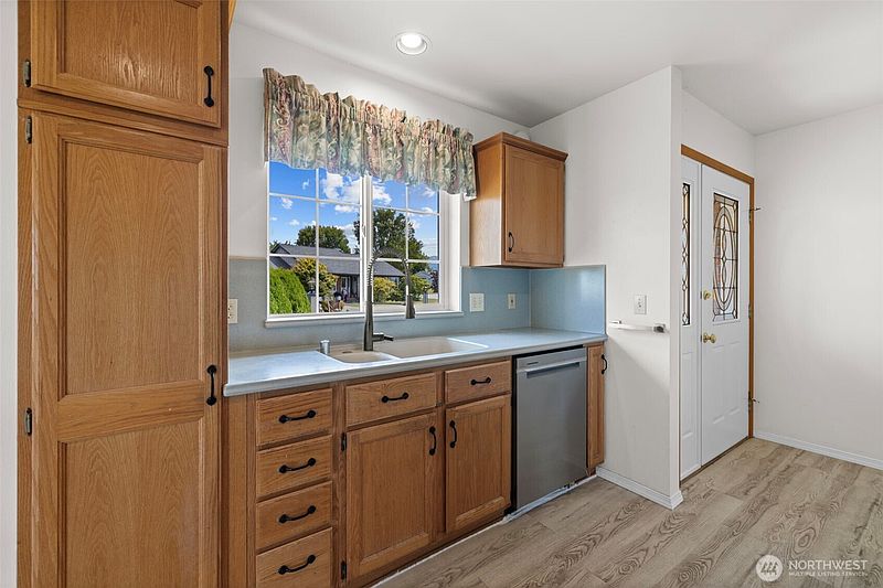 5th image of 893 N Oxford Way
