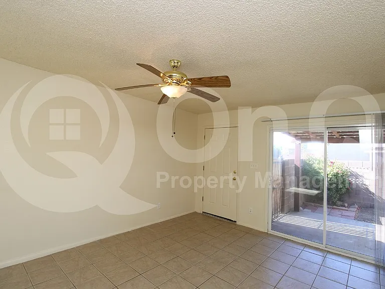 601 N May #5 — Photo 4