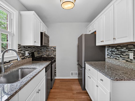 4th image of 714 57th Pl NE
