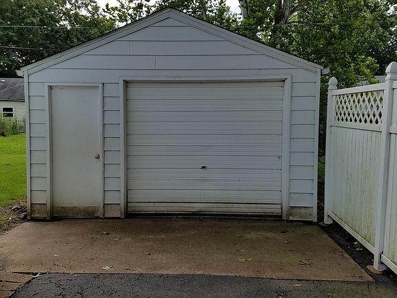 3rd image of 1115 Bel Aire Dr