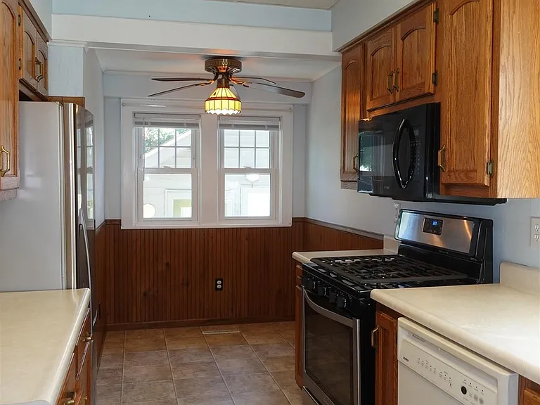 914 E Losey St — Photo 15