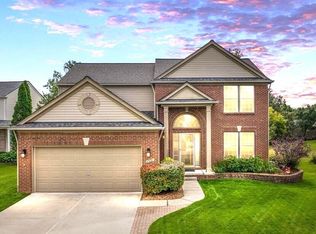 7591 Peninsula Ct, Waterford, MI 48327