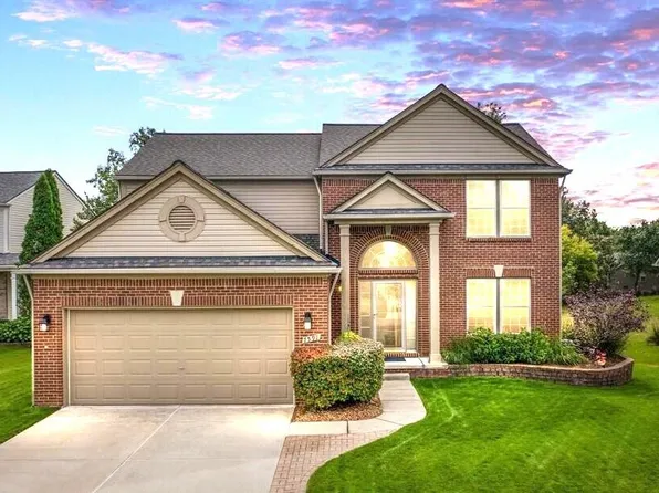 7591 Peninsula Ct, Waterford, MI 48327
