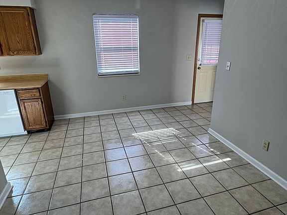 5th image of 1025 Village Ln
