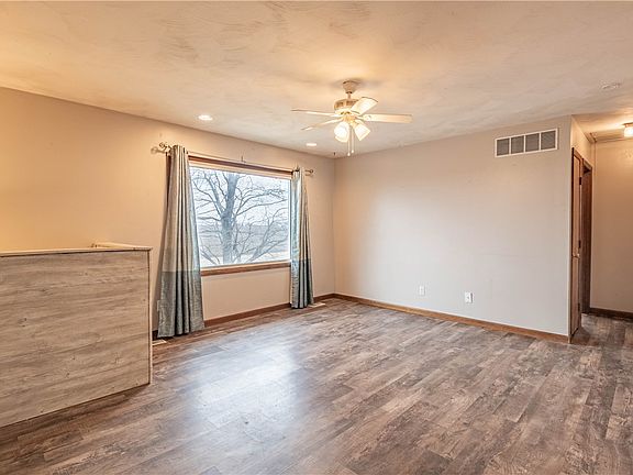 2nd image of 545 W Forsyth Rd